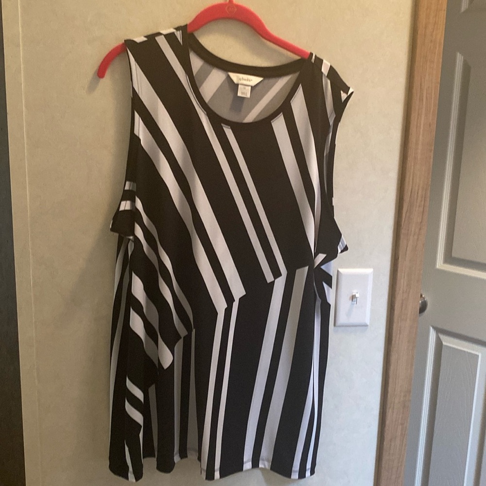 Black-and-white sleeveless tank top by CJ Banks, size 1X